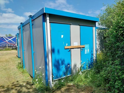 PORTABLE TOILET BLOCK - 2 TOILETS 1 URINALS & 1 SINKS L9.1ft x W12.5ft x H8.5ft Unbranded
